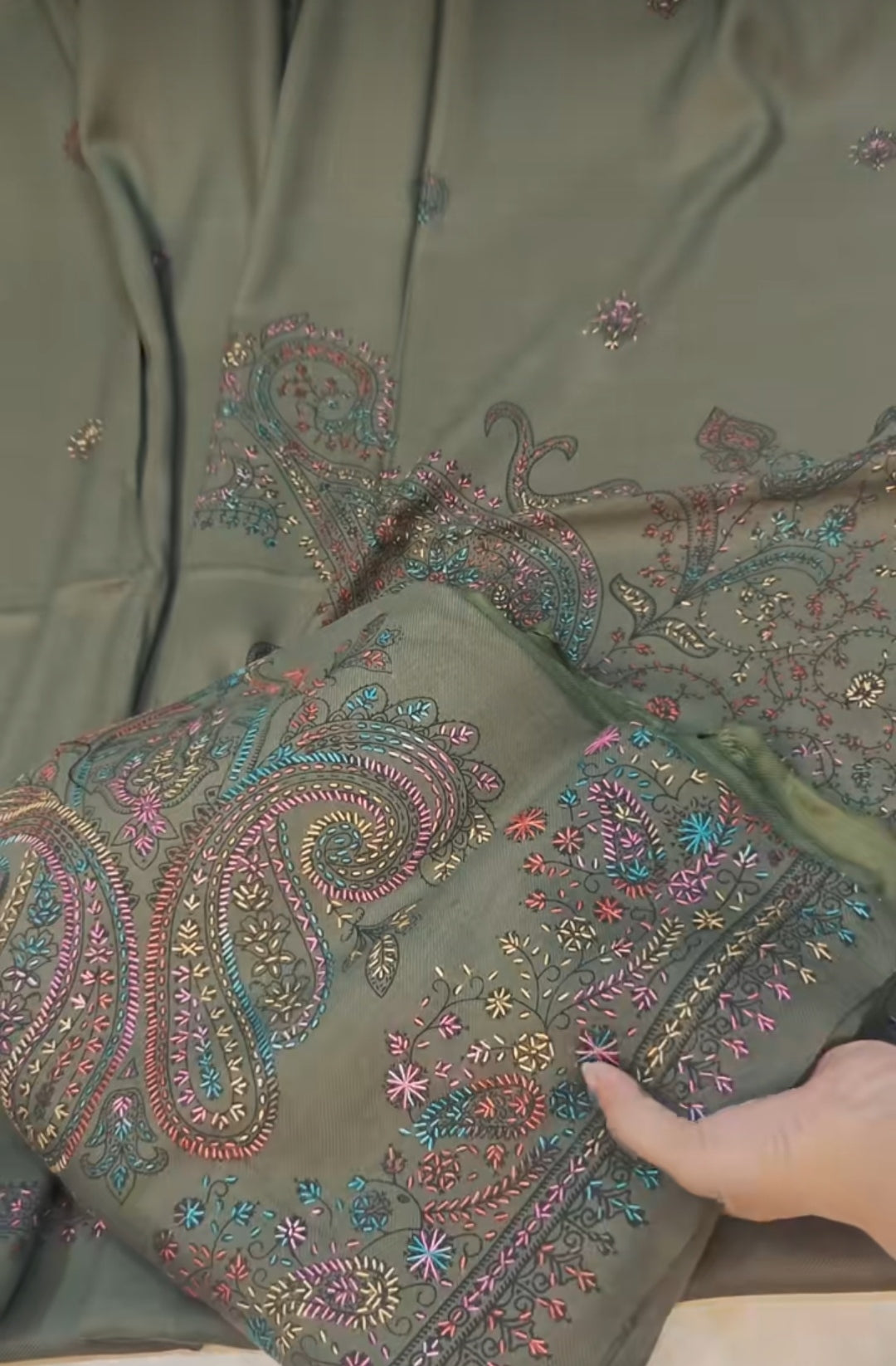 KACHA TANAK 3PC ARTICLE EMBROIDERED SHAWL MEHNDIFITOGKGKO