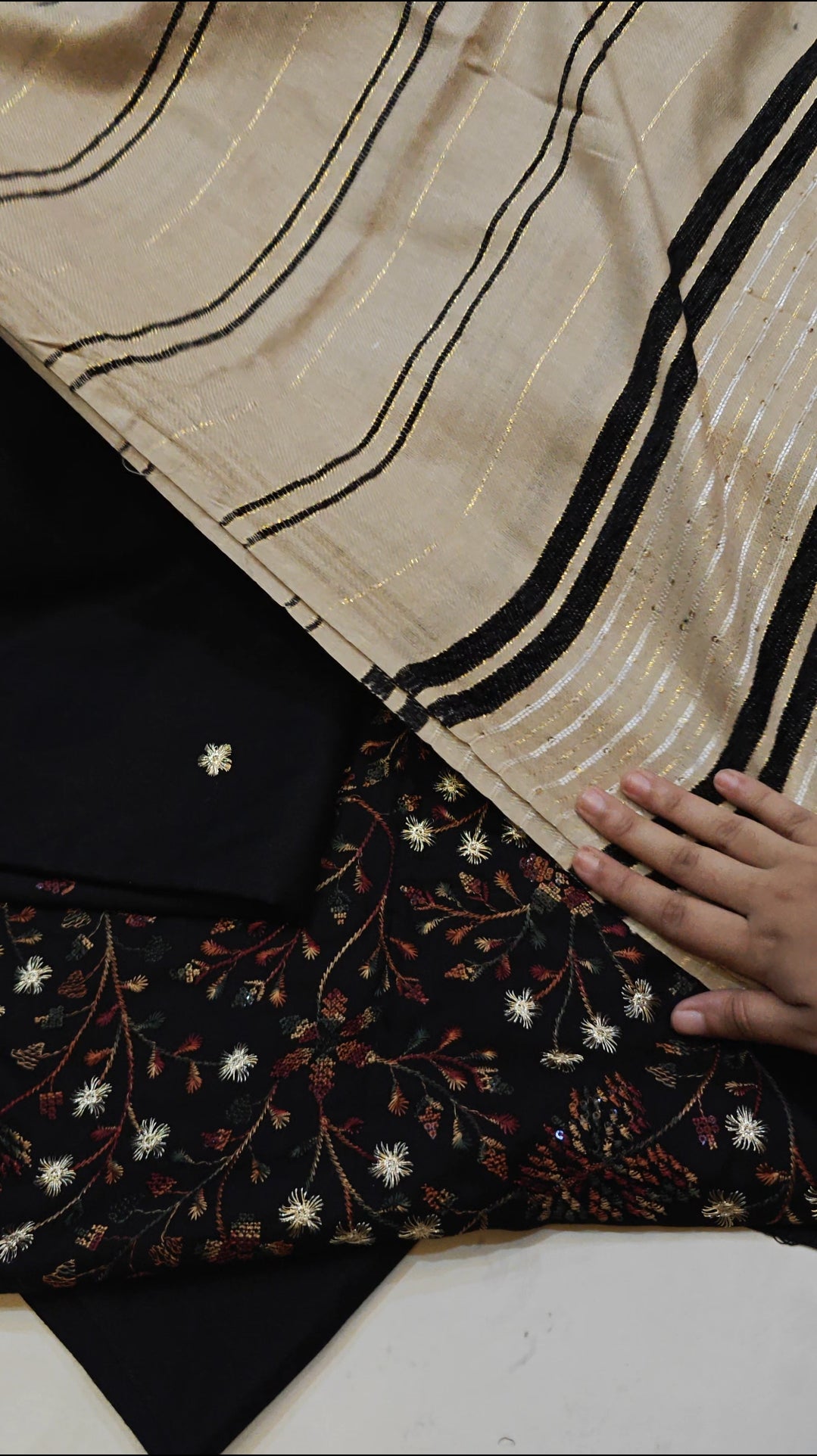 DHANAK 3 PIECE ARTICLE WITH VELVET LINES SHAWL