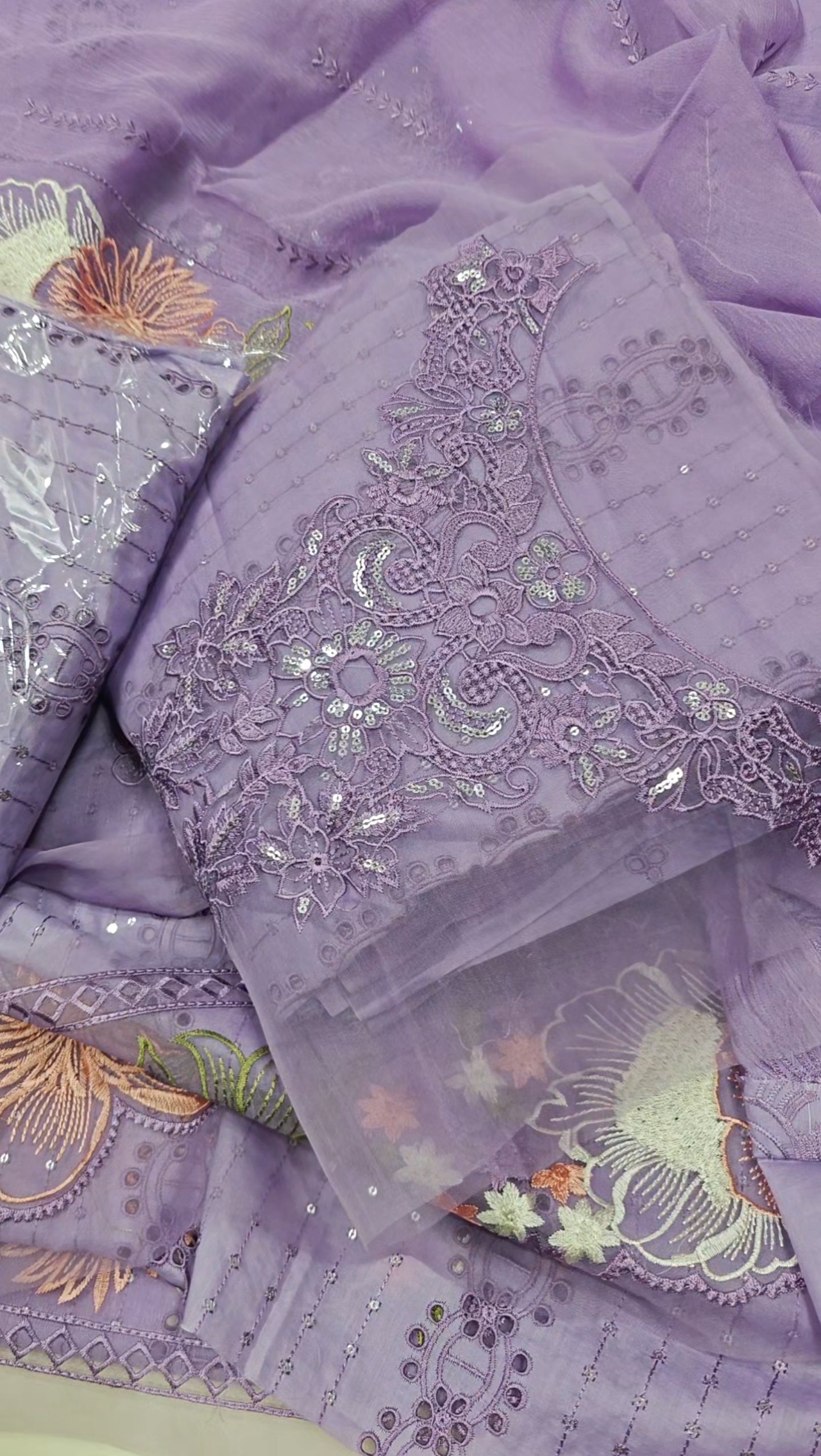 CRIMSON EMBROIDERED LAWN LUXURY 3 PIECE ARTICLE ITF73K