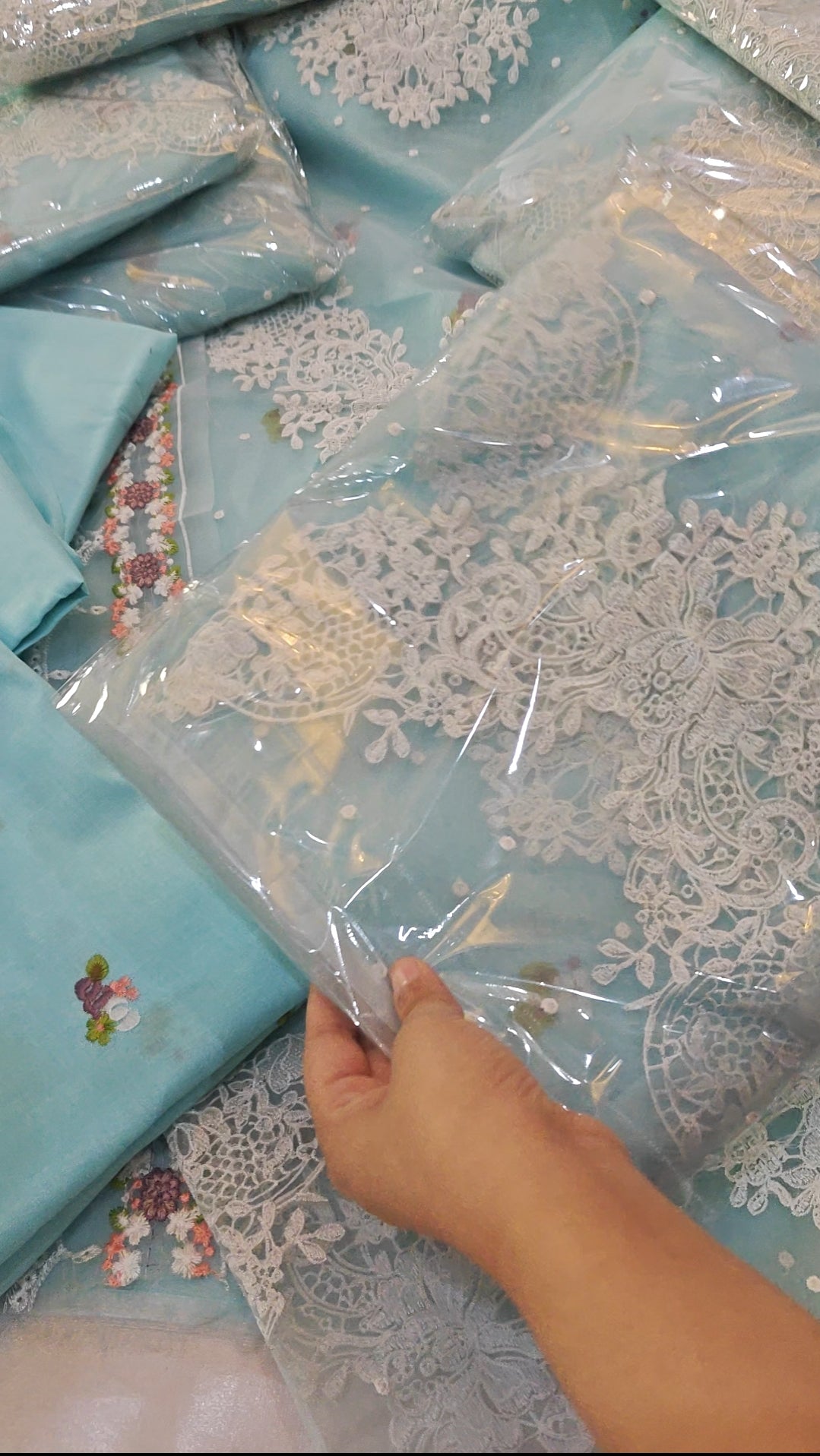 LUXURY EMBROIDERED LAWN 2 PIECE ARTICLE KCJSNIS737