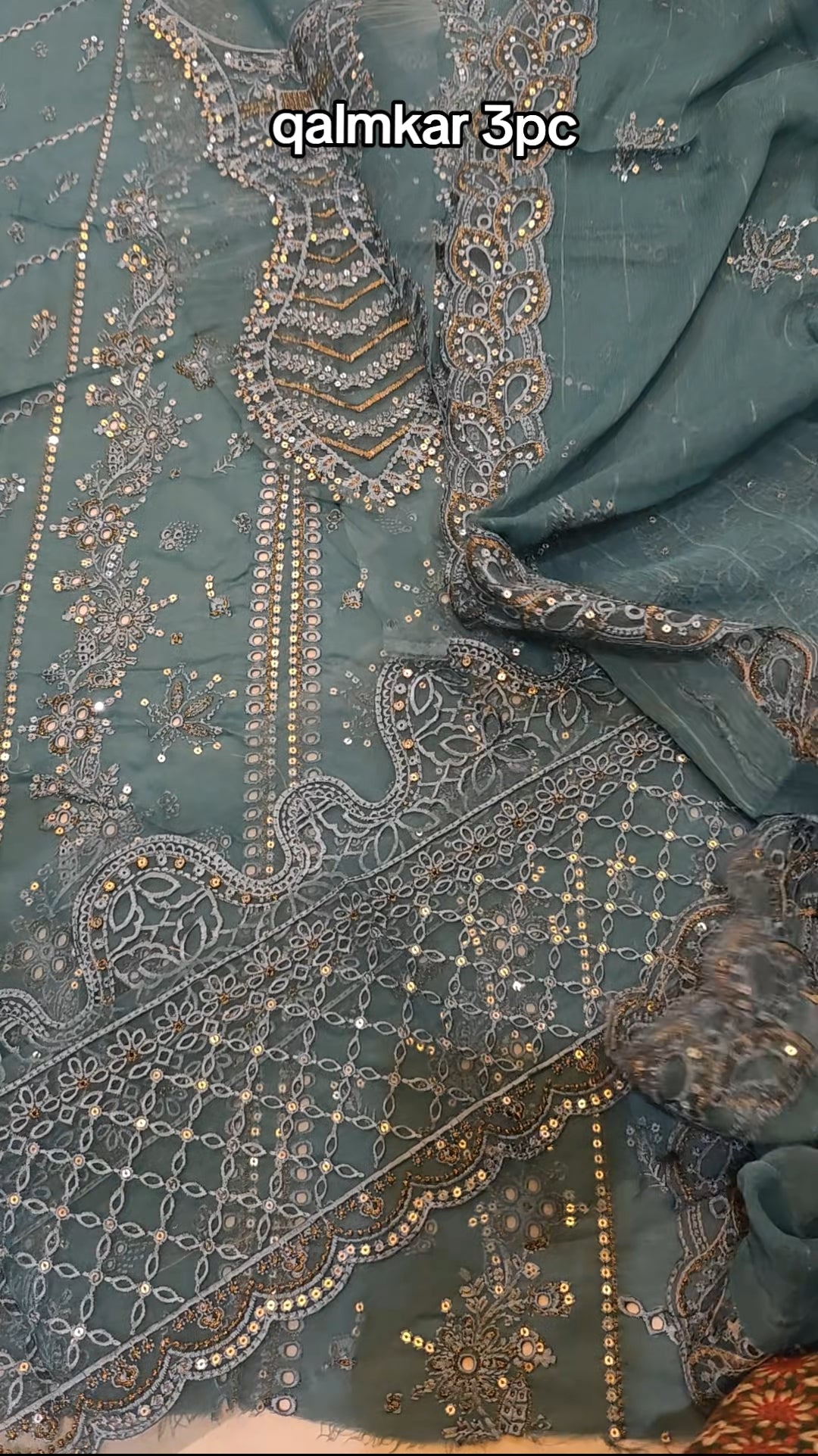 QALAMKAR LAWN EMBROIDERED 3 PIECE ARTICLE MDJEH836