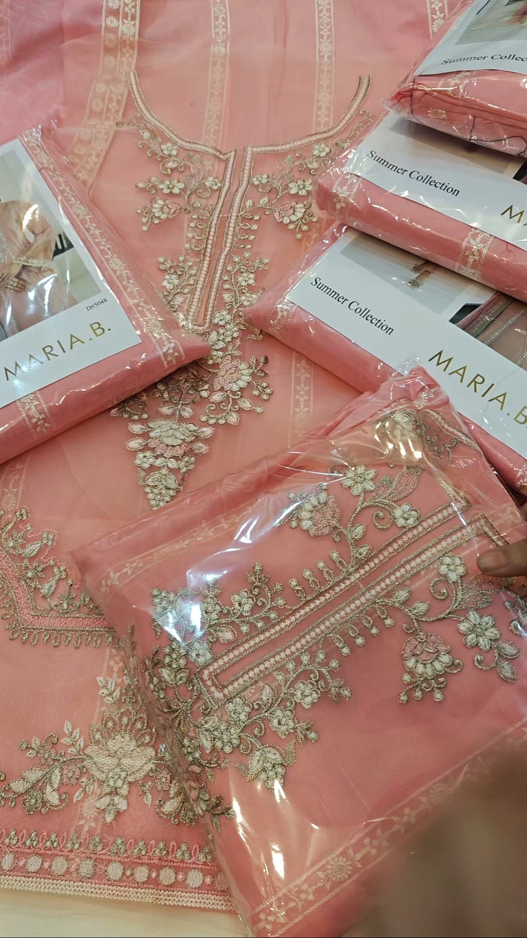 MARIA.B EMBROIDERED LAWN 3 PIECE ARTICLE IT6VEN