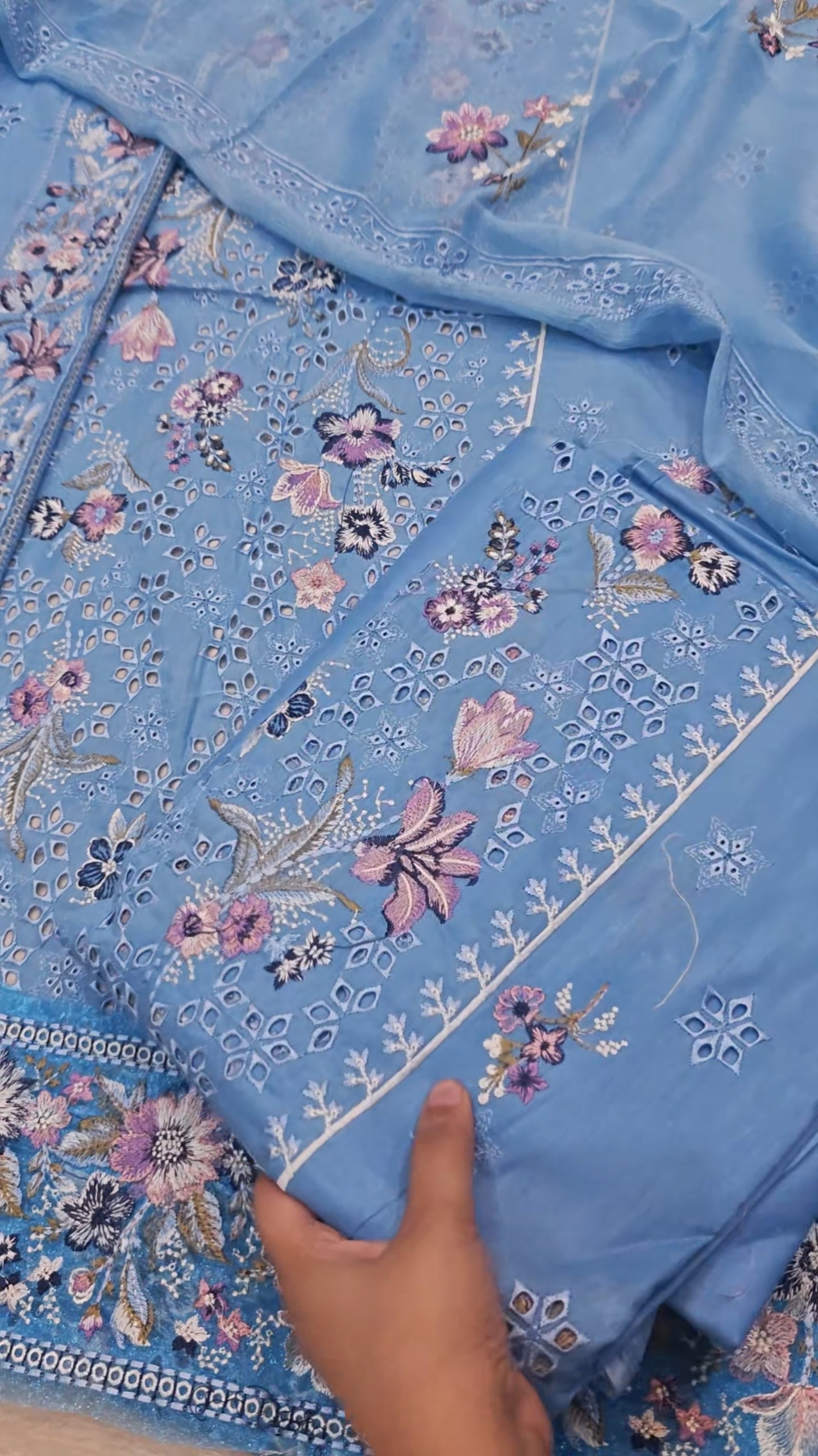 SOBIA NAZIR LAWN EMBROIDERED 3 PIECE ARTICLE BDJUD528E