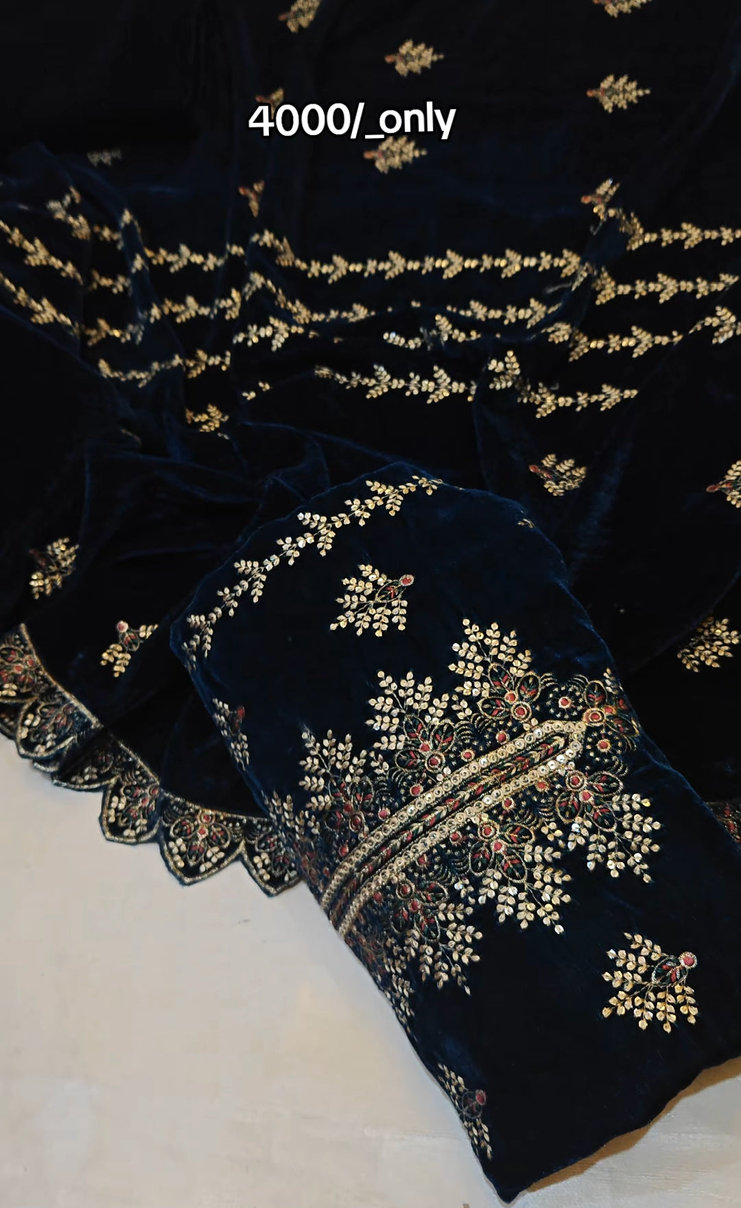 EMBROIDERED VELVET 3 PIECE ARTICLE XIL09