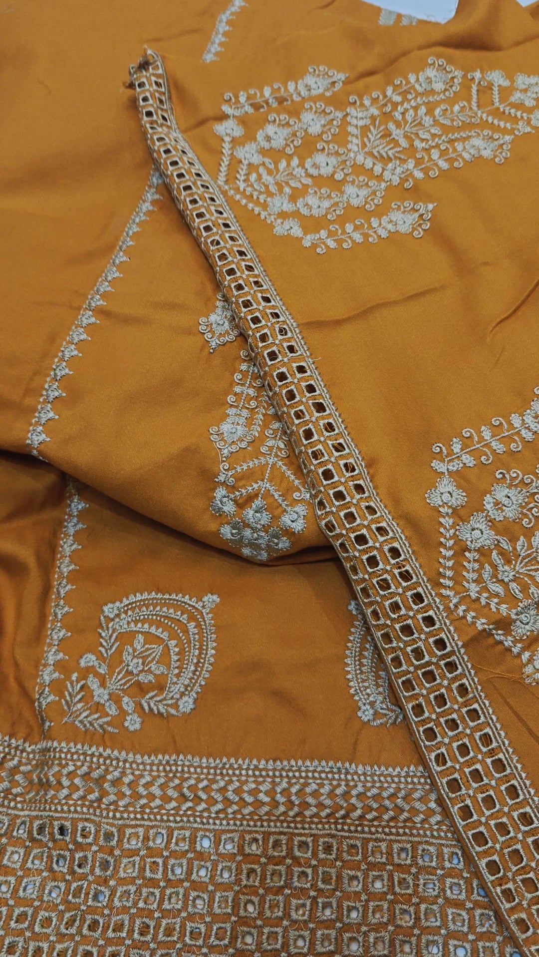 DHANAK EMBROIDERED 2 PIECE ARTICLE