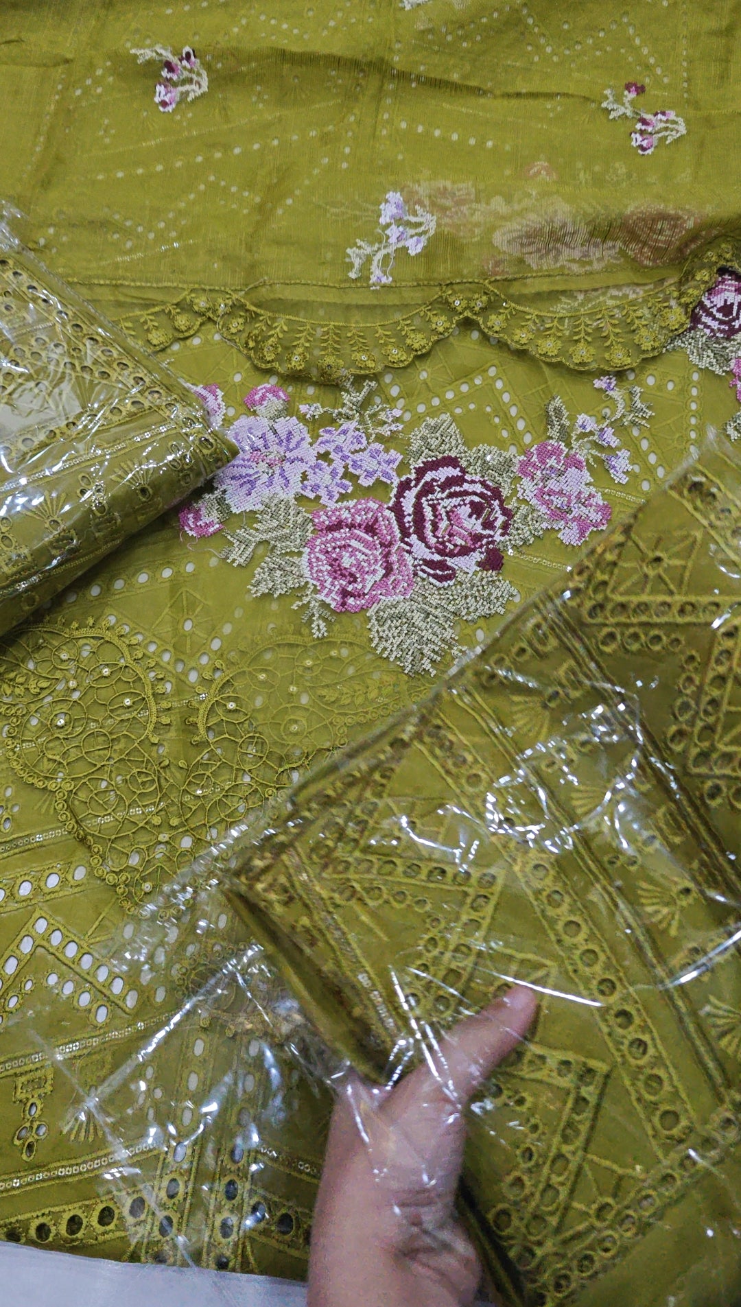 ELAF LAWN EMBROIDERED 3 PIECE ARTICLE HQE982X