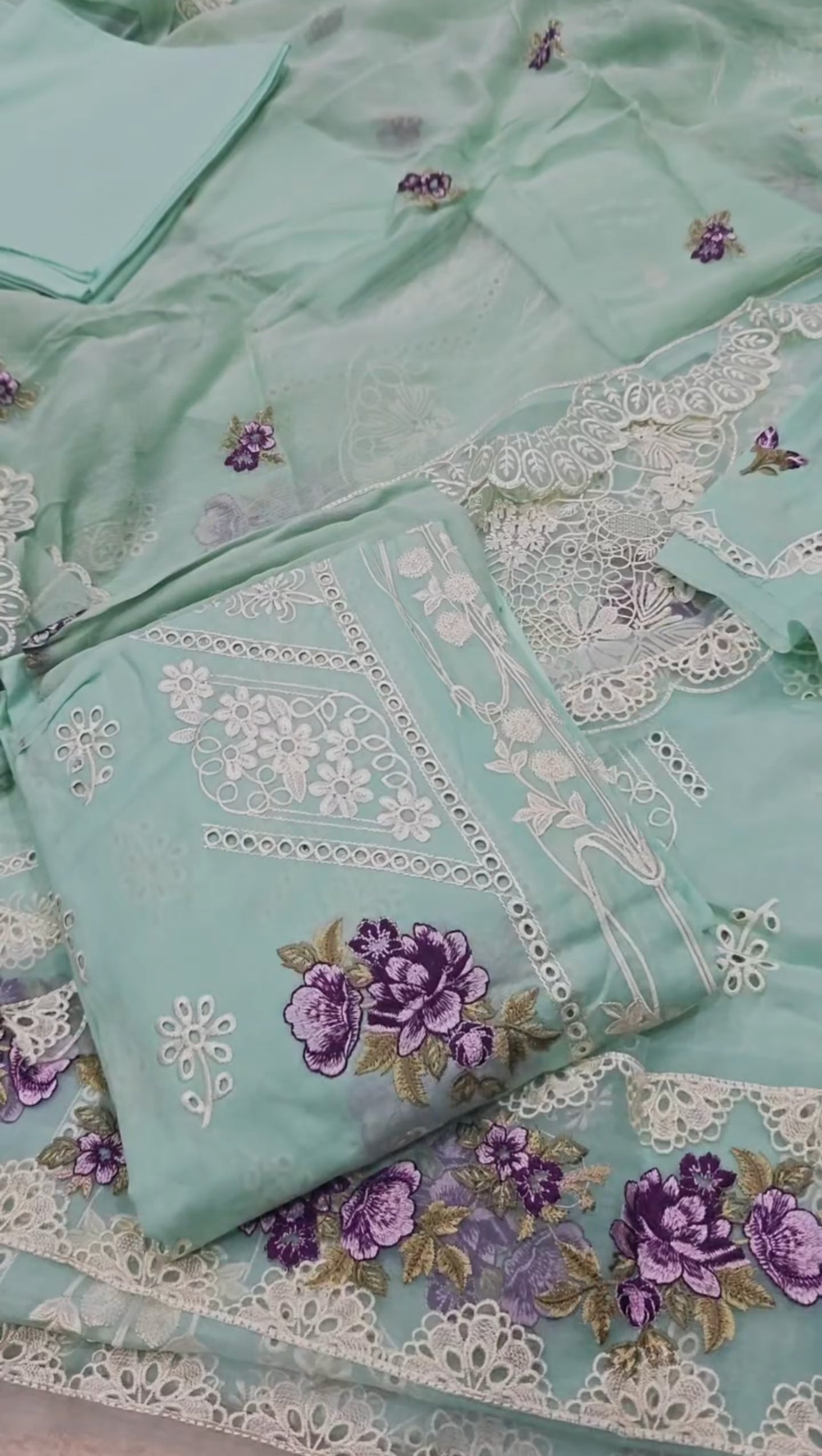 ELAF EMBROIDERED LAWN 3 PIECE ARTICLE VXGD82HZN