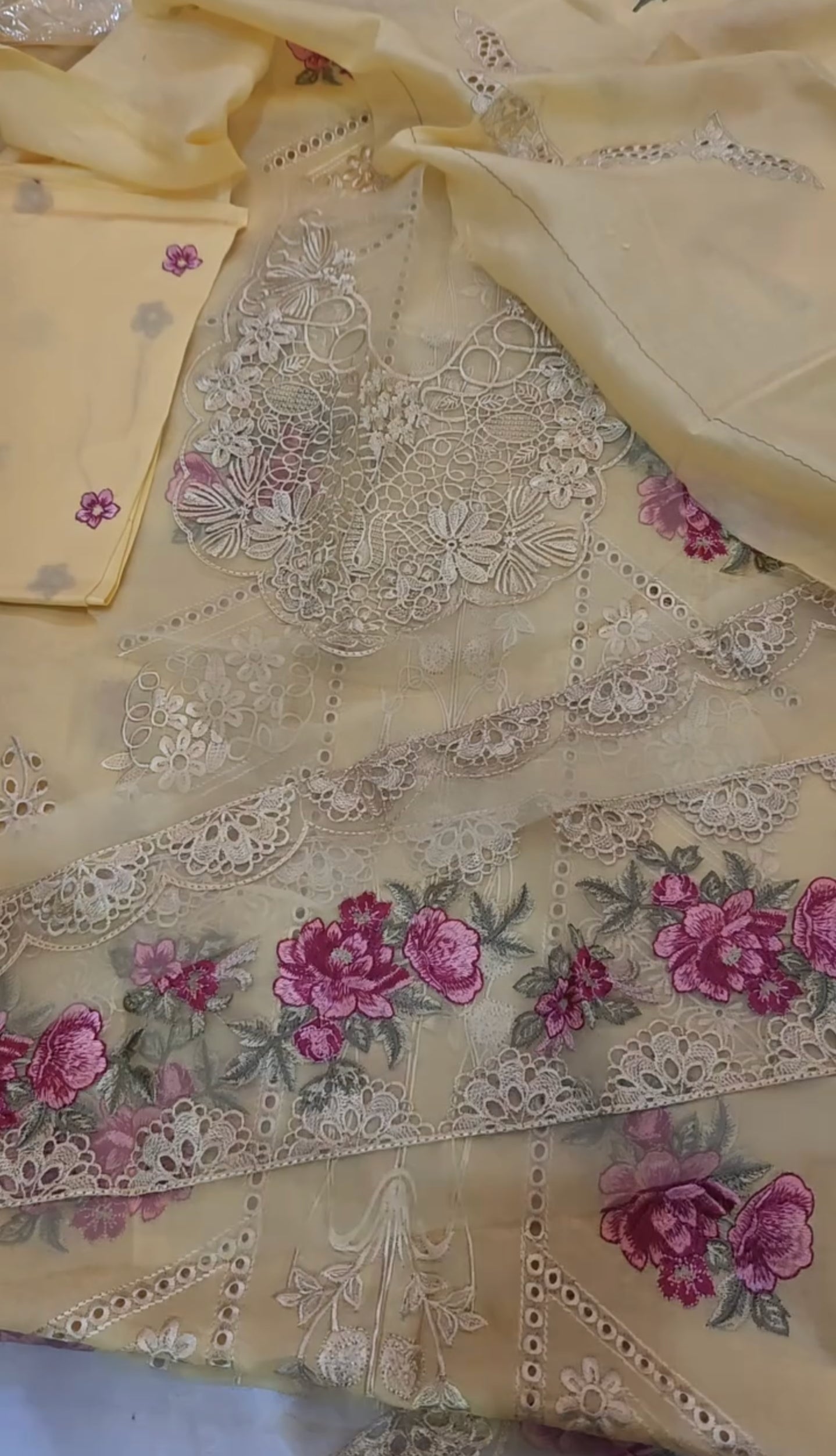 LAWN LUXURY EMBROIDERED 3 PIECE ARTICLE OROEH528