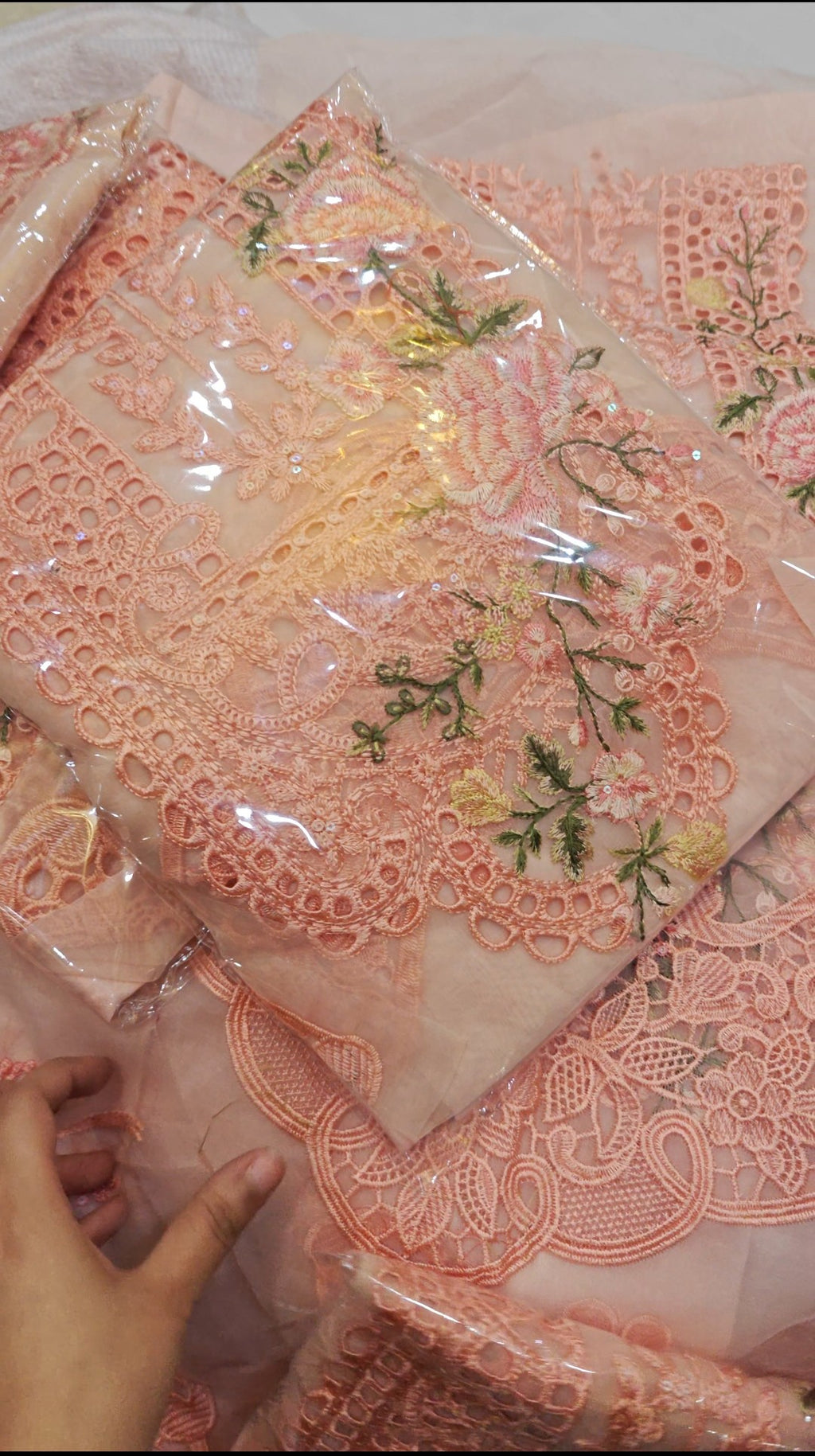 MARIA.B LAWN EMBROIDERED 2 PC ARTICLE NAEINZBNG