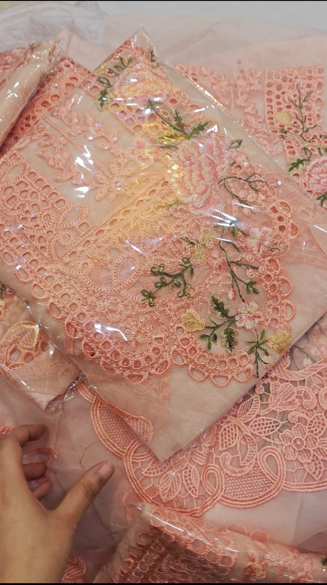 MARIA.B LAWN EMBROIDERED 2 PC ARTICLE NAEINZBNG