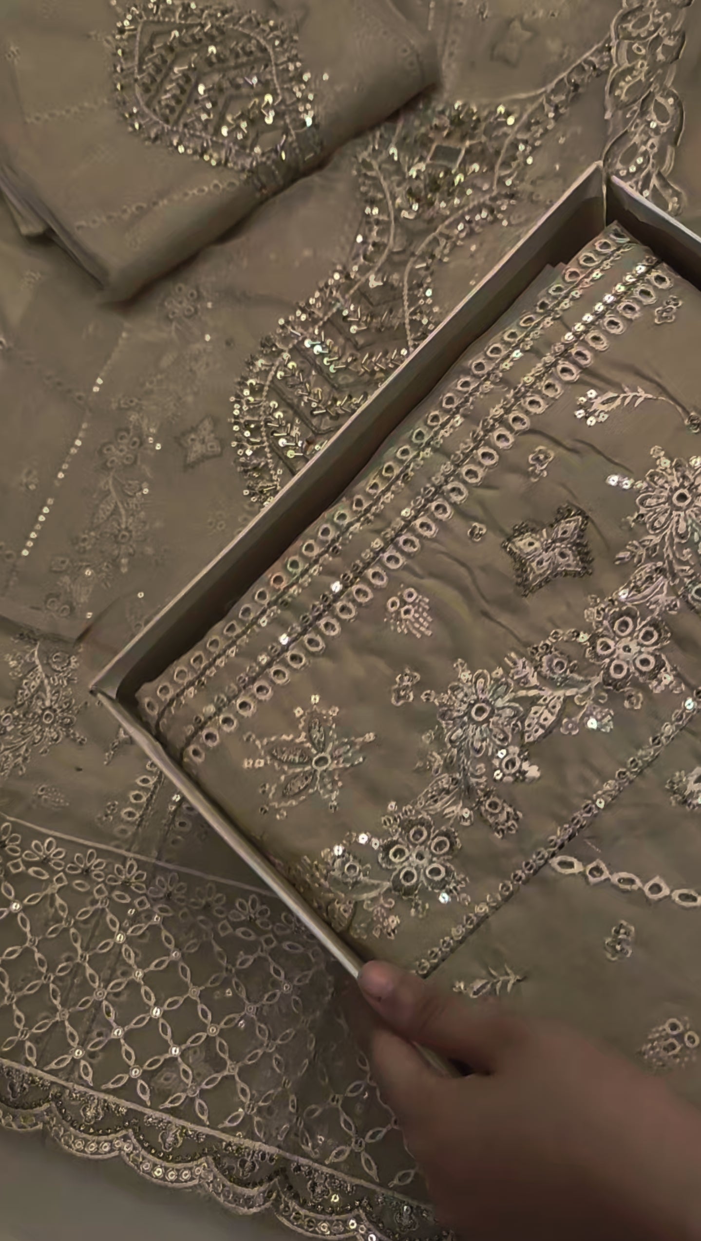 QALAMKAR EMBROIDERED LAWN 3 PIECE ARTICLE BDTQR52
