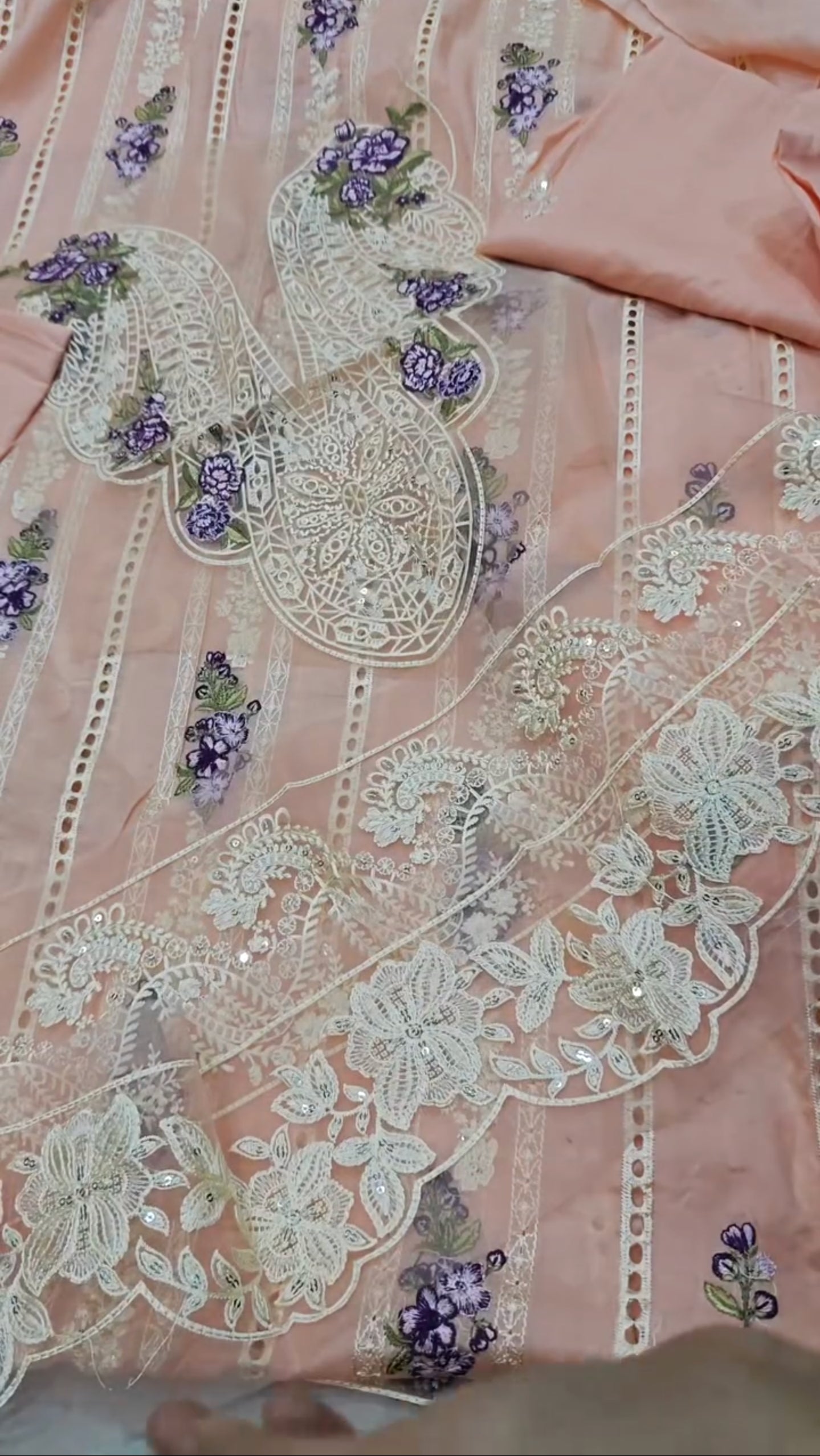 QALAMKAR EMBROIDERED LAWN 3 PIECE ARTICLE CZGZG18HA
