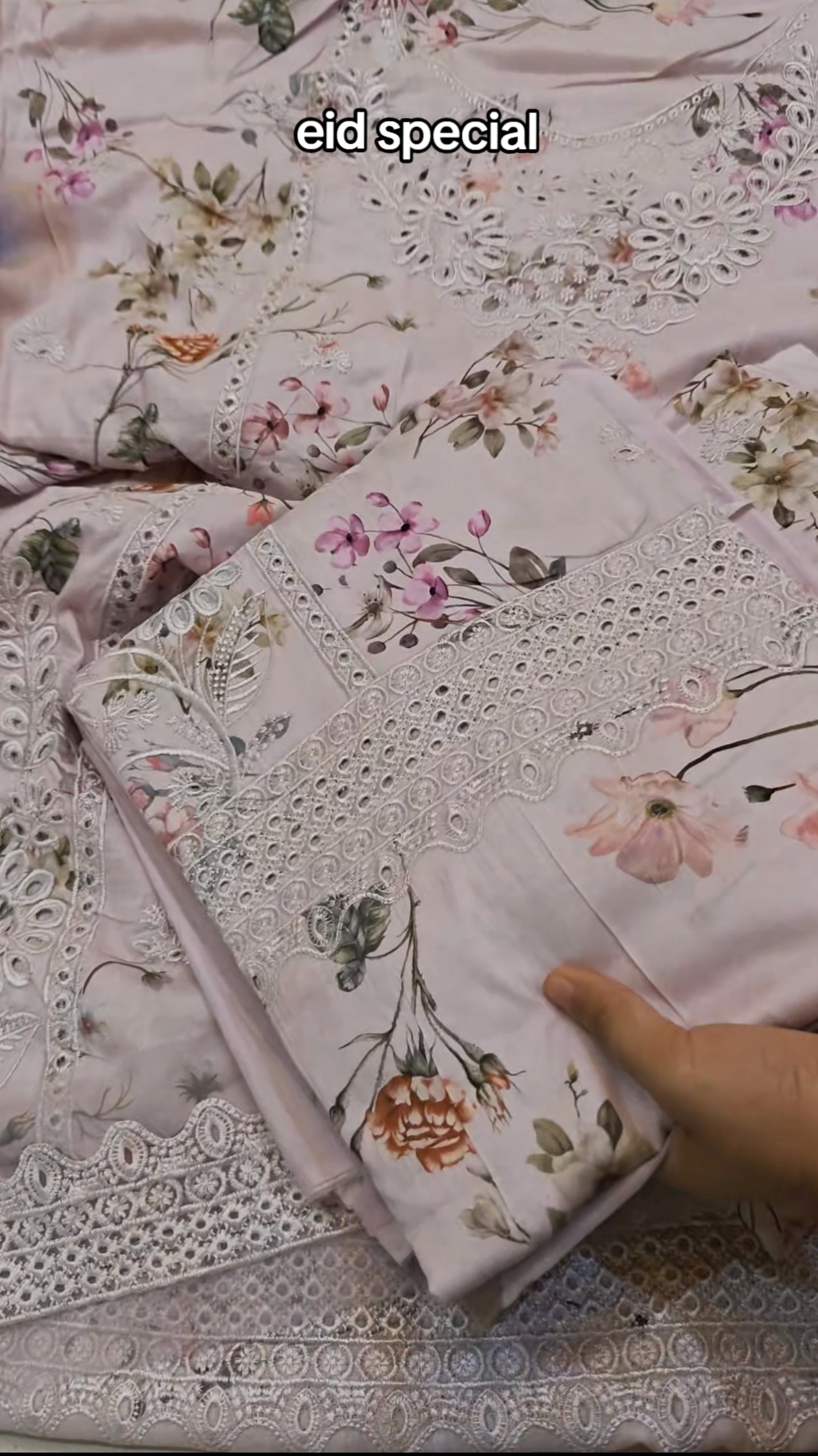 SIFFUZE LAWN EMBROIDERED 3 PIECE ARTICLE PWIS7E9