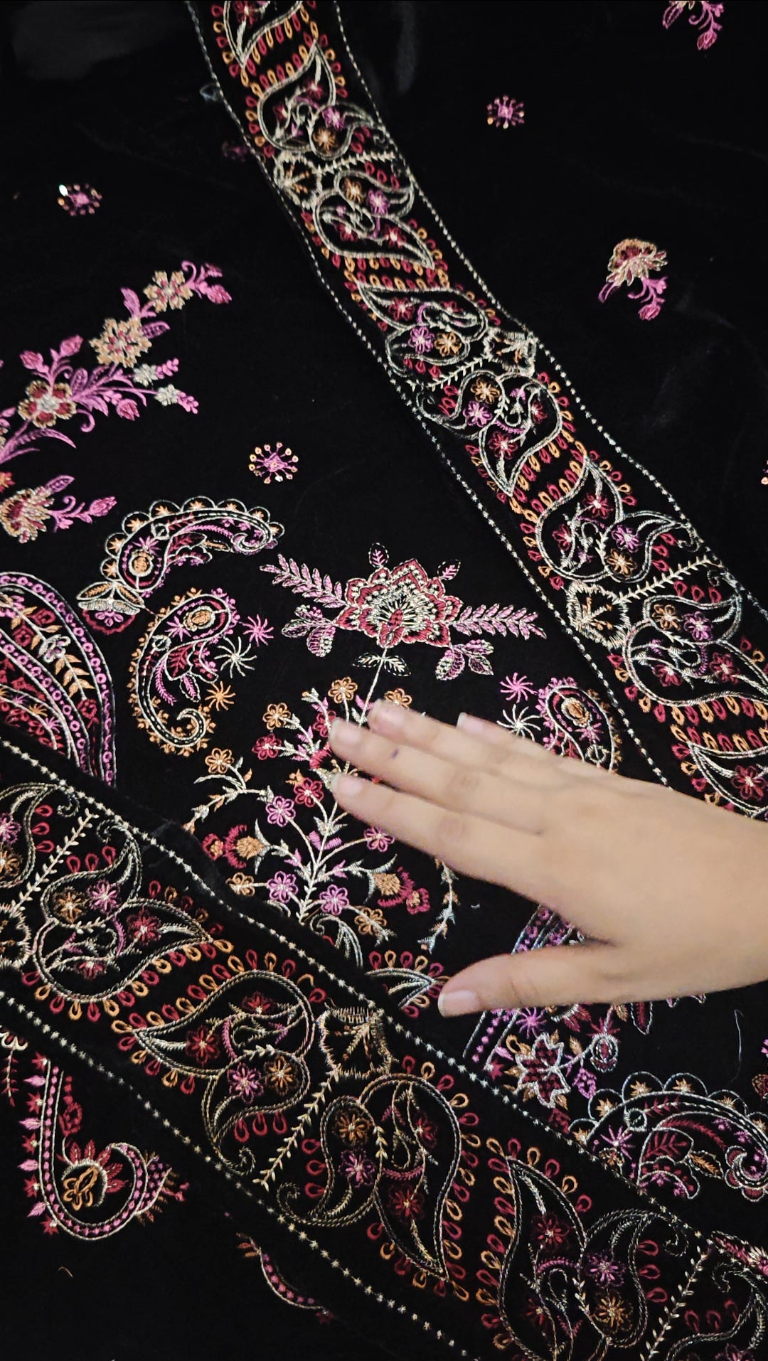 ASIM JOHFA EMBROIDERED VELVET 3 PIECE ARTICLE