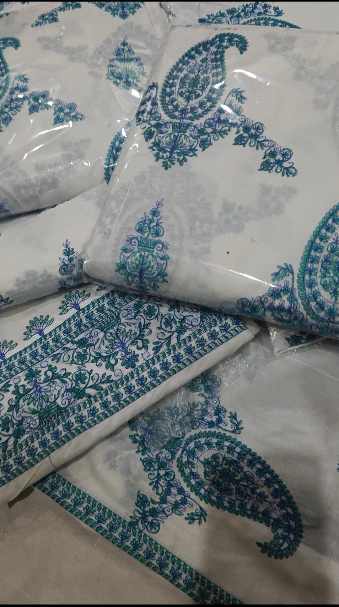 BREEZE EMBROIDERED LAWN 3 PIECE ARTICLE CTY76KL